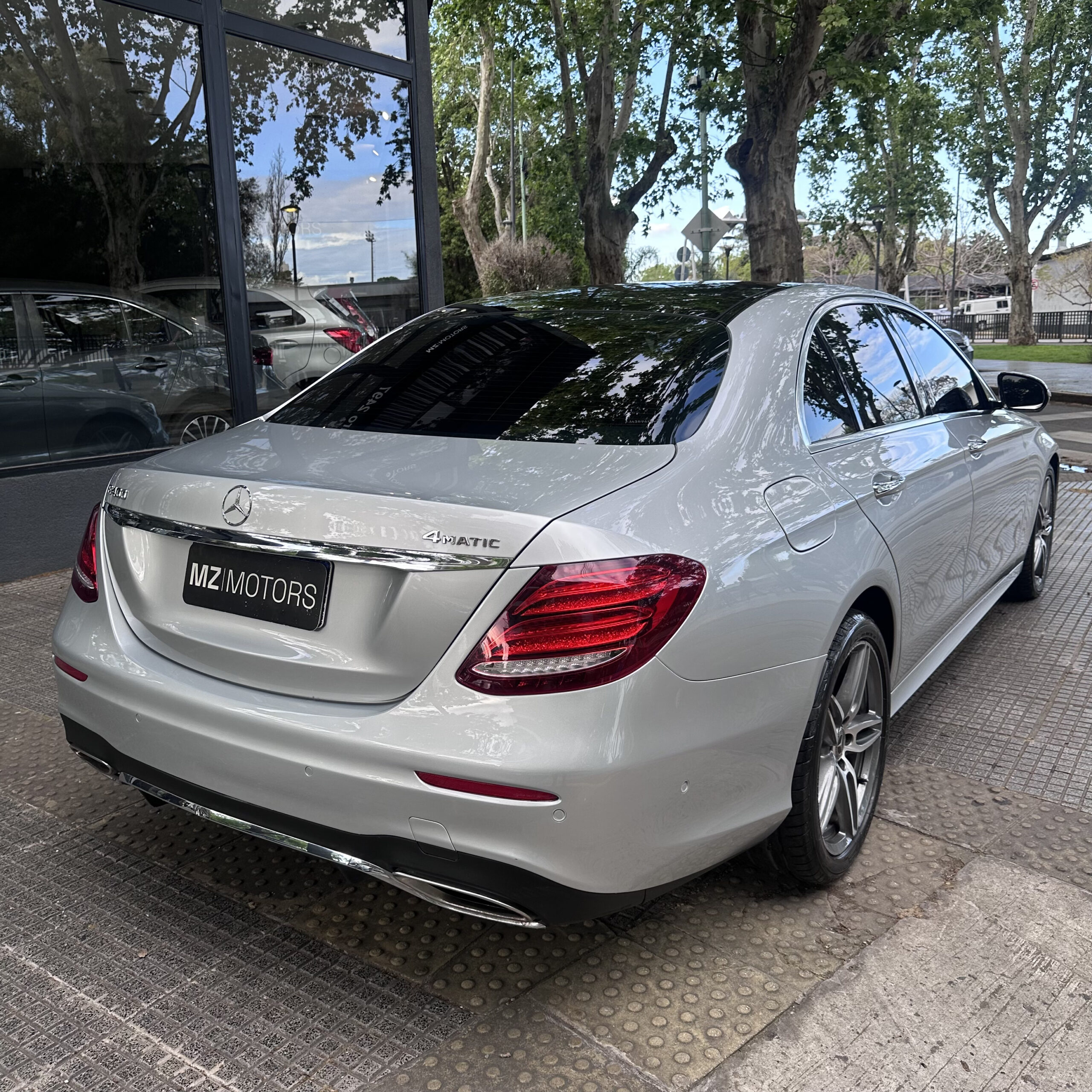 
								Mercedes Benz E400 V6 3.0l 4matic full									