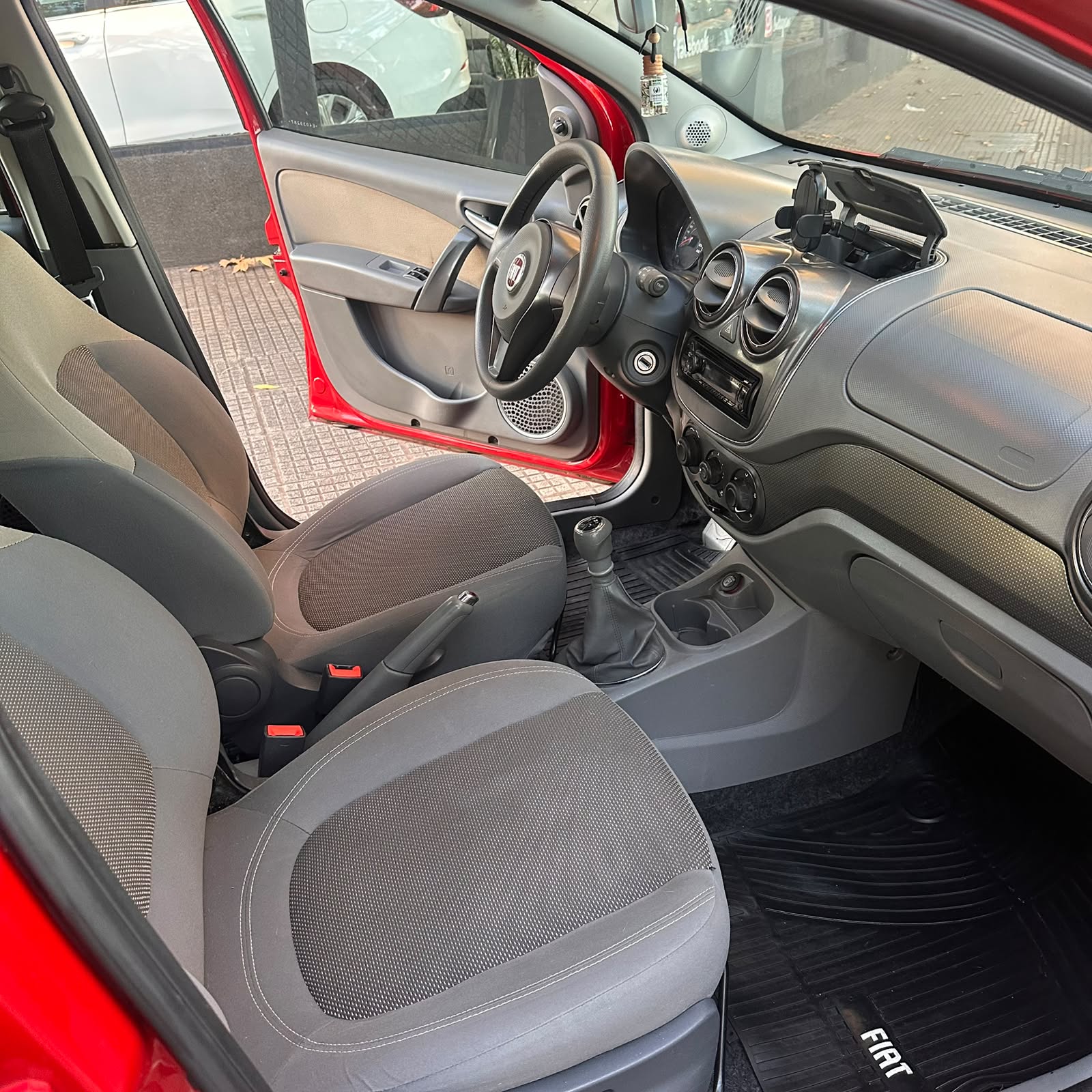 
								Fiat Palio 1.6 Essence 115 cv 2013 – Con llave duplicada y manuales – 130.000 km full									