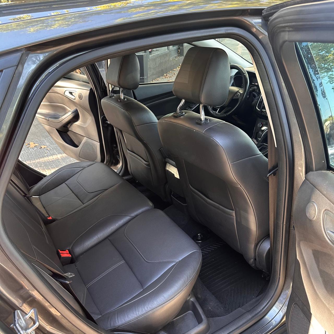 
								Ford Focus III 2.0 Titanium AT6 2017 – Cuero y techo solar – 93.000 km full									