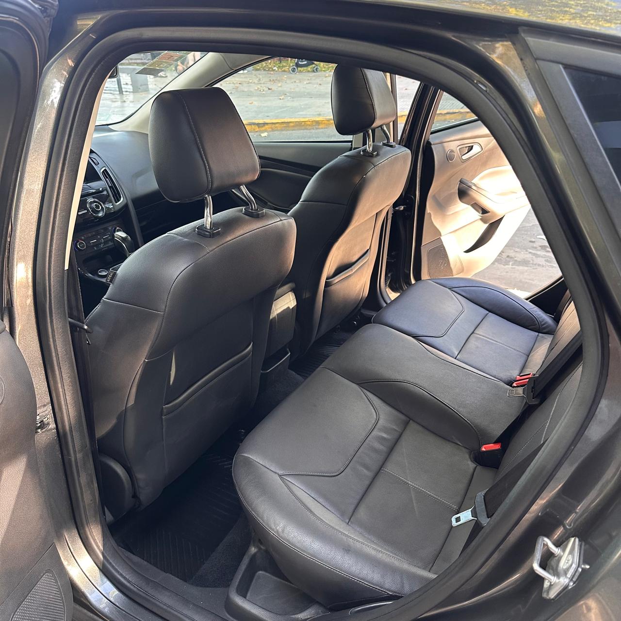 
								Ford Focus III 2.0 Titanium AT6 2017 – Cuero y techo solar – 93.000 km full									