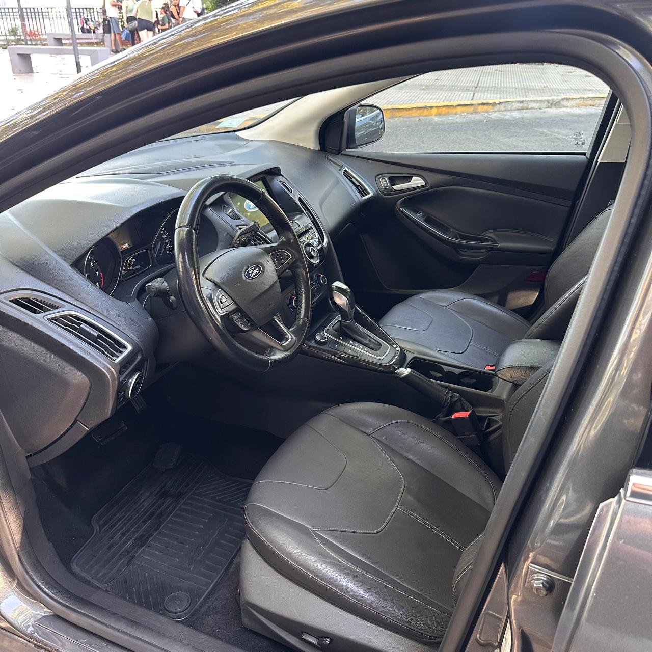 
								Ford Focus III 2.0 Titanium AT6 2017 – Cuero y techo solar – 93.000 km full									